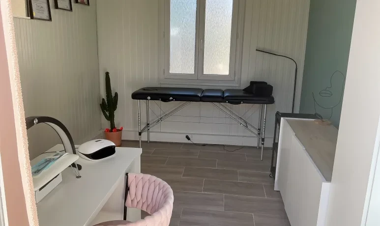 Cabine de soins de l'Institut Soali à Rognonas, table de soin et poste de manucure