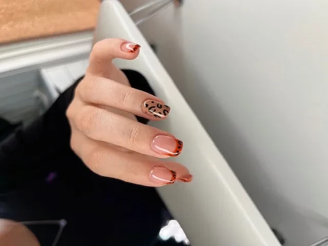 French manucure orangée et ongle motif léopard réalisés à Rognonas